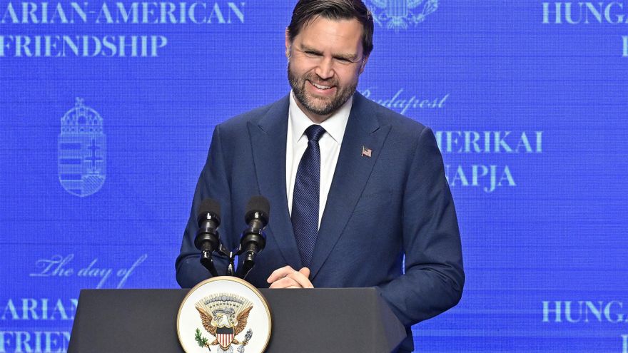 Una fotografía facilitada por el Departamento General de Comunicación del Primer Ministro húngaro muestra al vicepresidente estadounidense JD Vance durante una rueda de prensa conjunta en la oficina de Orbán, el antiguo monasterio carmelita de Budapest, Hungría, el 7 de abril de 2026. Vance se encuentra de visita de dos días en Hungría.Hungría) EFE/EPA/Akos Kaiser / HANDOUT HUNGARY OUTHANDOUT EDITORIAL USE ONLY/NO SALES