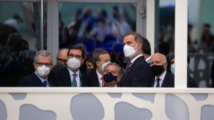 El Rey Felipe VI (2d) junto al presidente de la CEOE, Antonio Garamendi (2i), a su llegada al W Barcelona para asistir a una cena inaugural de la XXXVI reunión anual del Cercle D'Economía