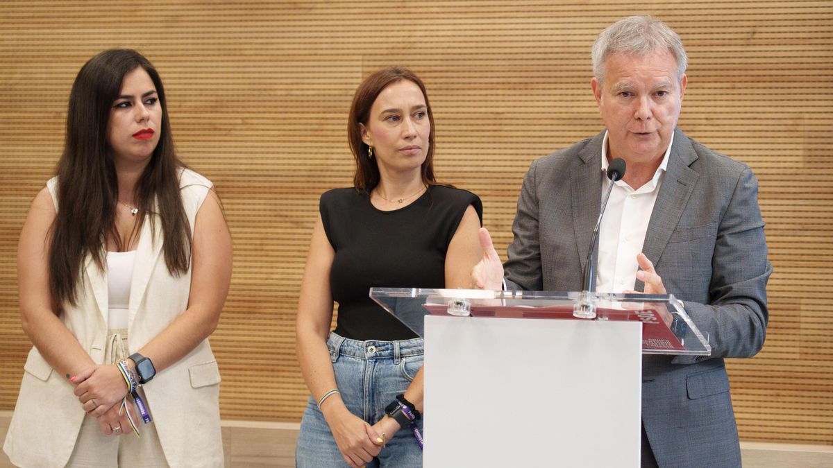 El portavoz del grupo Socialista en el Parlamento canario, Sebastián Franquis, durante la rueda de prensa. En la imagen acompañado por la presidenta del grupo Socialista, Nira Fierro, (2i) y la diputada Alicia Pérez (i)