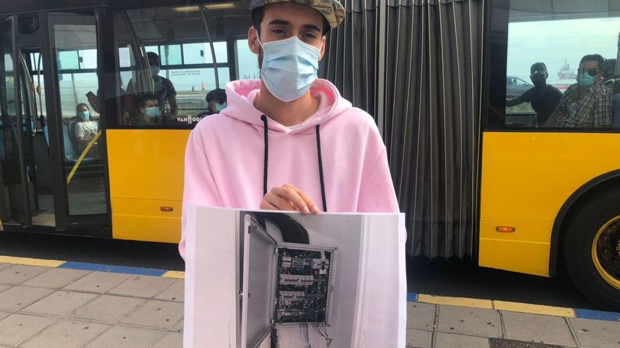 Uno de los estudiantes afectados muestra el estado de las instalaciones del centro de FP.
