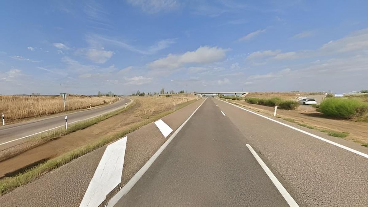 Dos jóvenes heridos en una colisión frontal entre dos coches en el acceso a la autovía A-6 en San Adrián del Valle