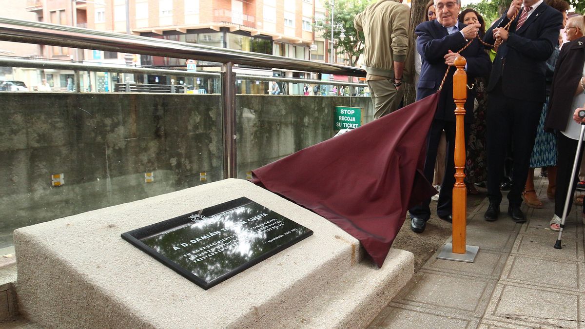Inauguración de la placa en homenaje al presidente del Banco de Alimentos del Sil, Damián Tascón