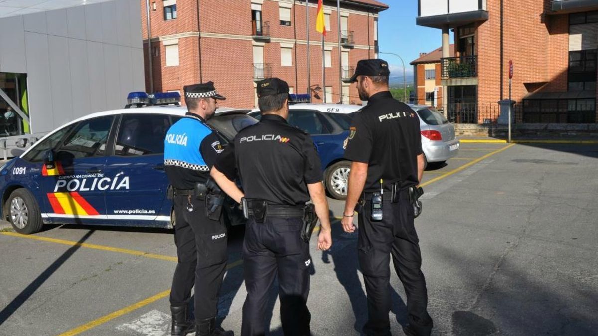 Agentes de la Policía Local y la Policía Nacional de Astorga, archivo.