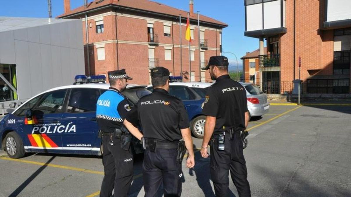 Cuatro detenidos, dos menores, por destrozar coches y mobiliario urbano en la Noche Larga de las fiestas de Astorga