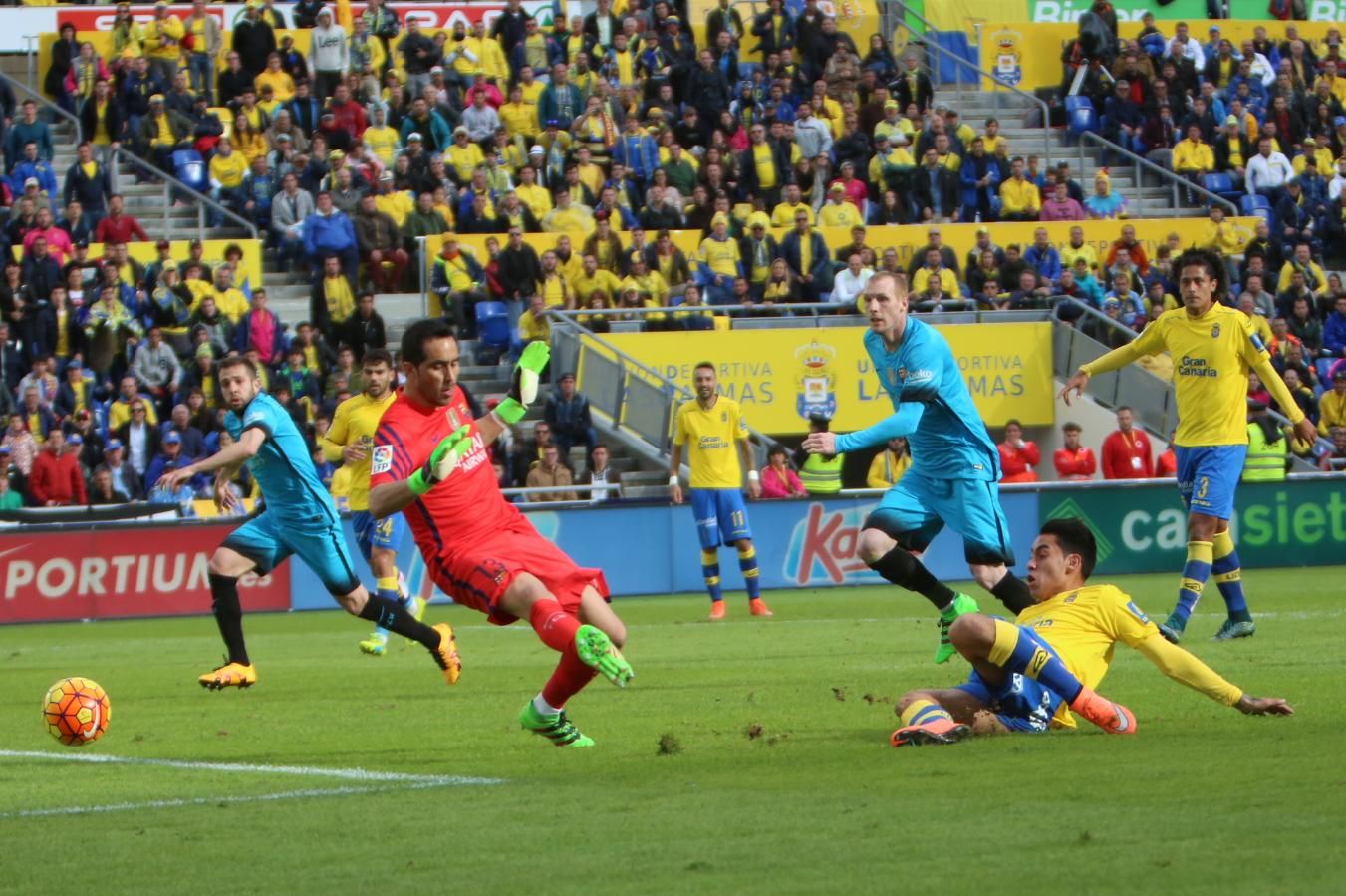 Imágenes del partido entre la UD Las Palmas y el FC Barcelona en el Estadio de Gran Canaria. (Alejandro Ramos).