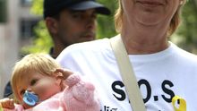 Una mujer en una concentración para reclamar justicia en los casos de los niños robados. EFE