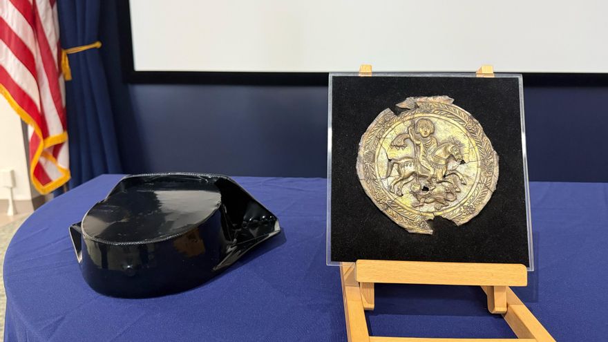 EE.UU. repatría a España medallón visigodo aparecido en Nueva York tras 18 años de búsqueda