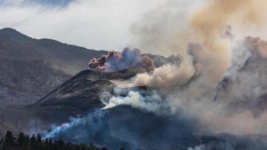 Humareda procedente del volcán de Cumbre Vieja