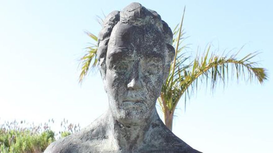 Busto de Baltasar Martín situado frente al Ayuntamiento de Garafía. Foto: RAFAEL LORENZO