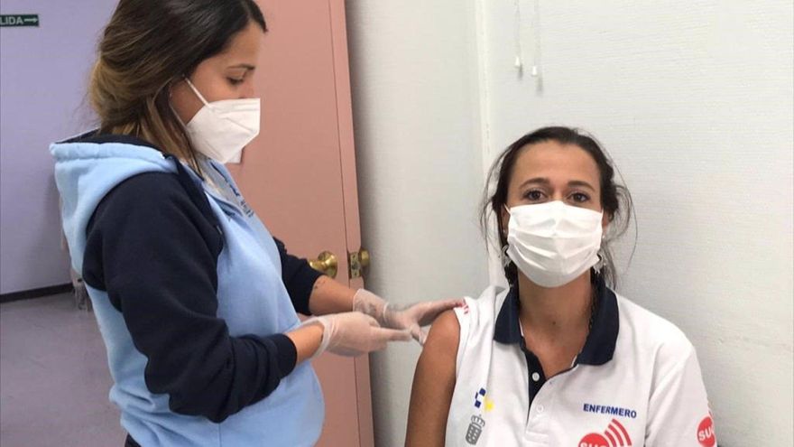 Canarias vacuna a todos los trabajadores del 1-1-2 y del transporte sanitario en Gran Canaria y Tenerife