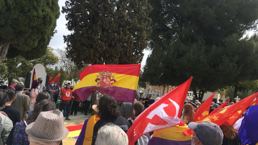 Acto junto a una de las fosas comunes repartidas por el camposanto sevillano.