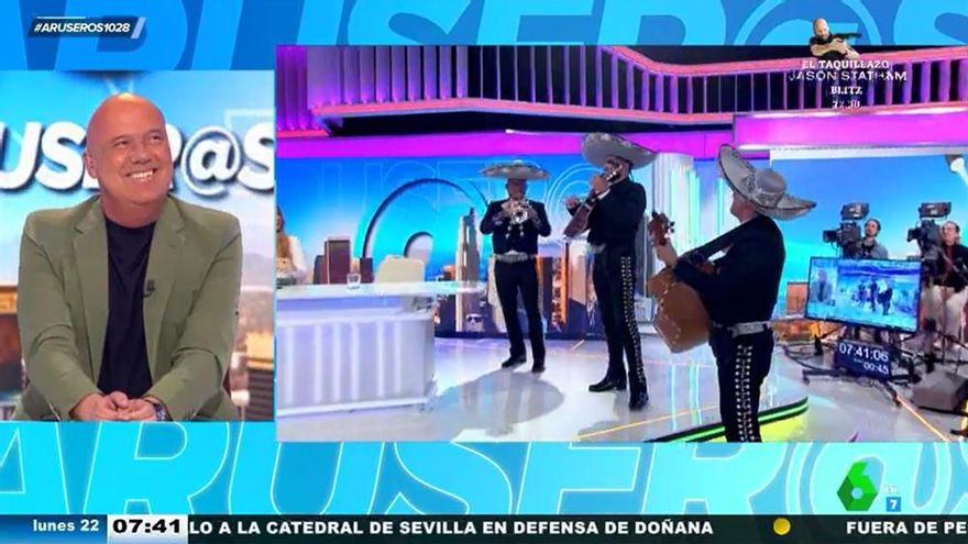 Unos mariachis sorprenden en directo a Alfonso Arús por su cumpleaños: "Es verdad que lo prometisteis"