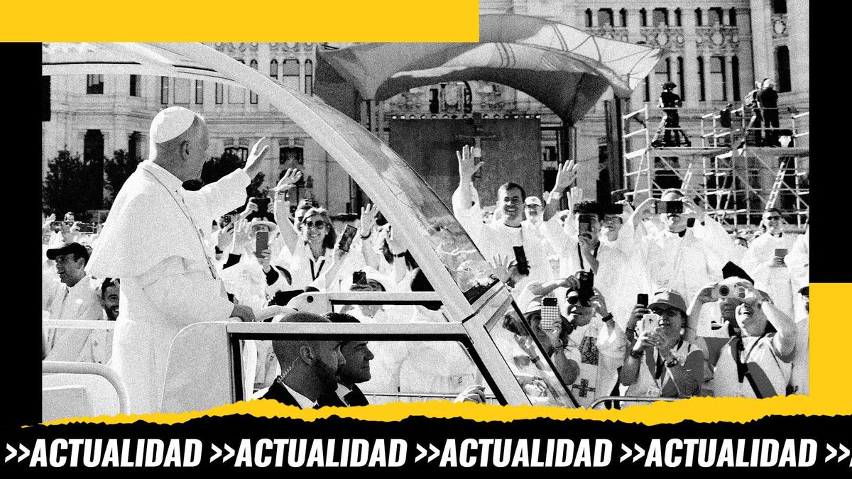 El papa León XIV saluda desde el papa móvil a su llegada a la plaza Cibeles para oficiar la misa del Corpus Christi, este domingo, en Madrid