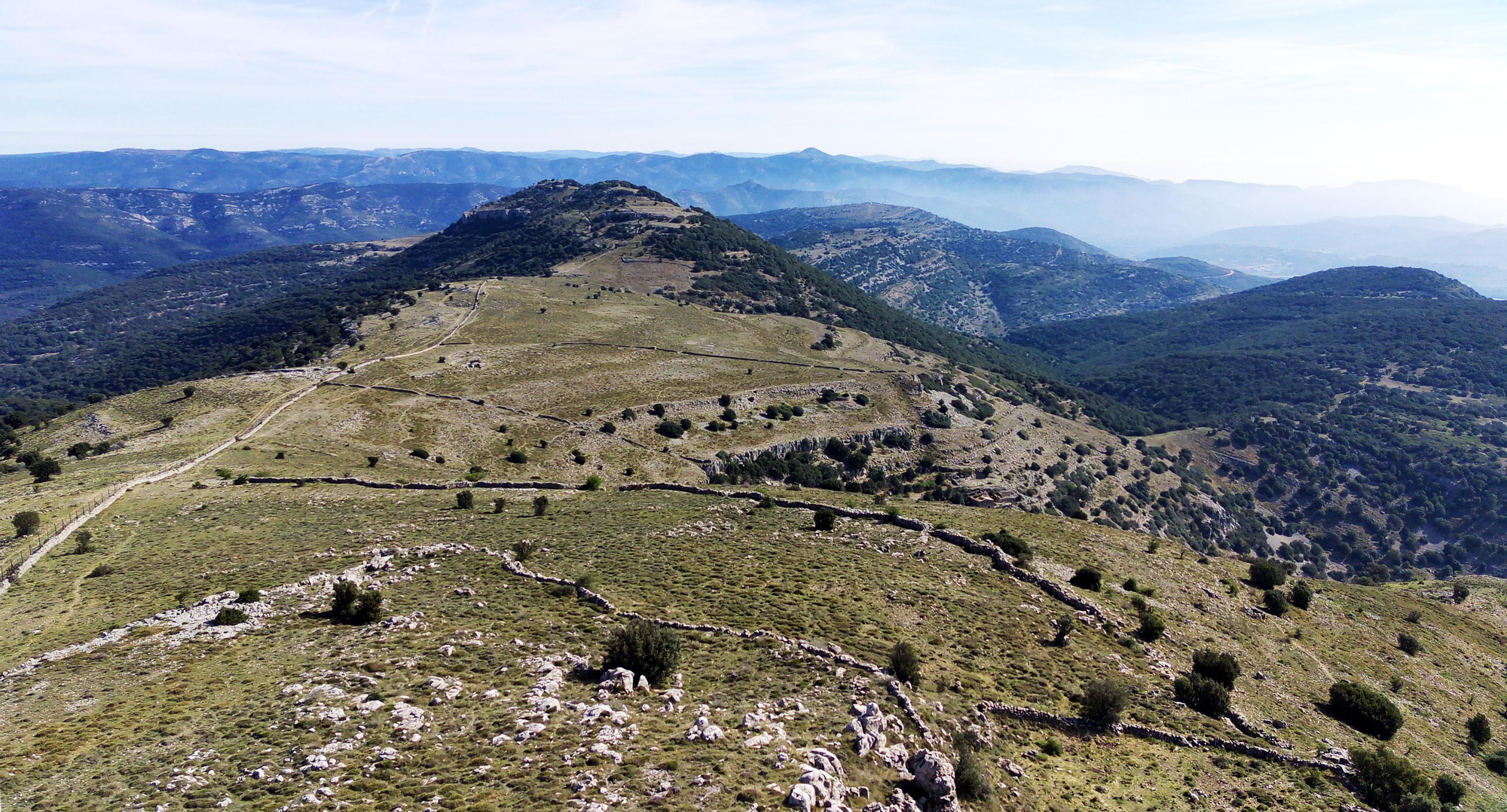 Les línies de defensa del tossal de la Nevera, davant del Campanerets, on estaven les posicions franquistes. Al fons, un poc a la dreta, podem identificar el tossal del Turmell.