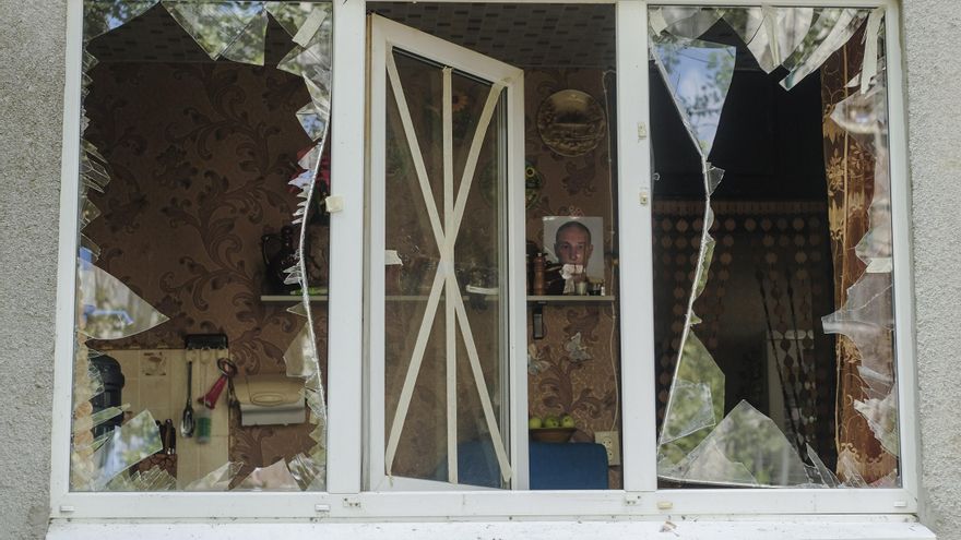 Imagen reciente de una vivienda dañada tras los bombardeos registrados en una zona residencial en Kramatorsk, región de Donetsk, Ucrania. EFE/George Ivanchenko