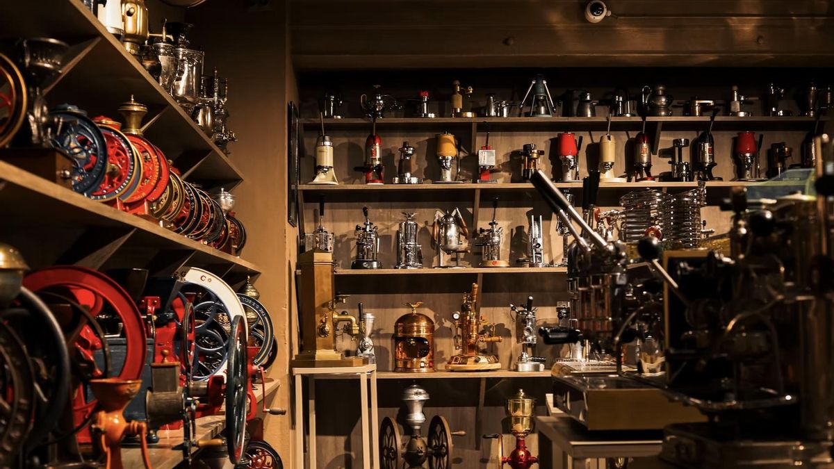 Giuseppe Panasiti empezó a reunir máquinas históricas, molinillos antiguos, latas y carteles publicitarios de época, colección que motivó la creación de este magnífico museo