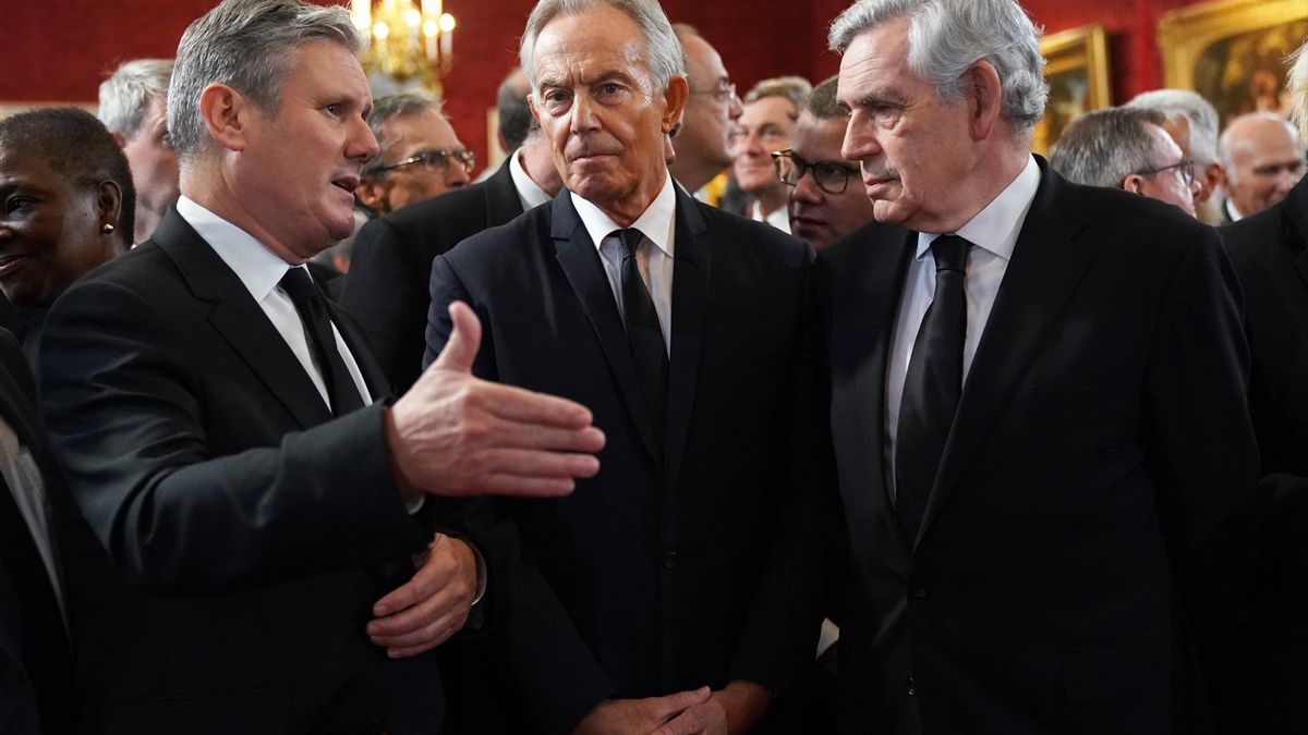 Keir Starmer, ahora primer ministro del Reino Unido, y los exprimeros ministros Tony Blair y Gordon Brown durante la proclamación de Carlos III el 10 de septiembre de 2022, tras la muerte de la reina Isabel II, en Londres.
