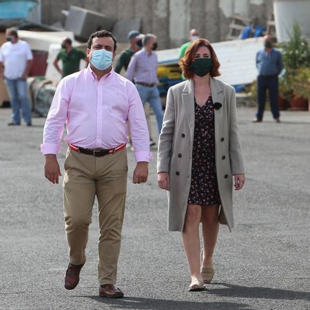 La diputada y miembro del Comité Ejecutivo Nacional de Vox Rocío de Meer, y el diputado de Vox por la provincia de Las Palmas, Alberto Rodríguez, en el muelle de Arguineguín.
