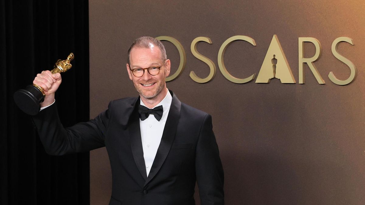 Joachim Trier posa con la estatuilla a mejor película internacional  por 'Sentimental Value'