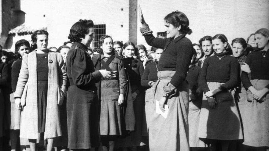 Reclusas en el patio de la prisión especial de La Calzada de Oropesa, en Toledo, durante la dictadura franquista