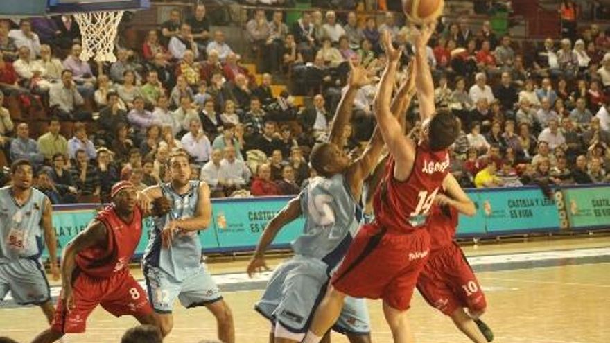 Jorge García lanzando a canasta