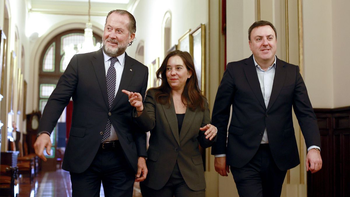 A Coruña renuncia a ser sede del mundial de fútbol 2030 y acuerda con Abanca reformar el estadio de Riazor