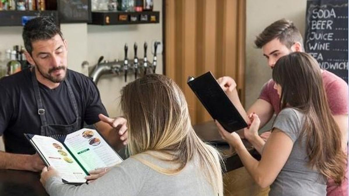 Clientes en un local de hostelería.