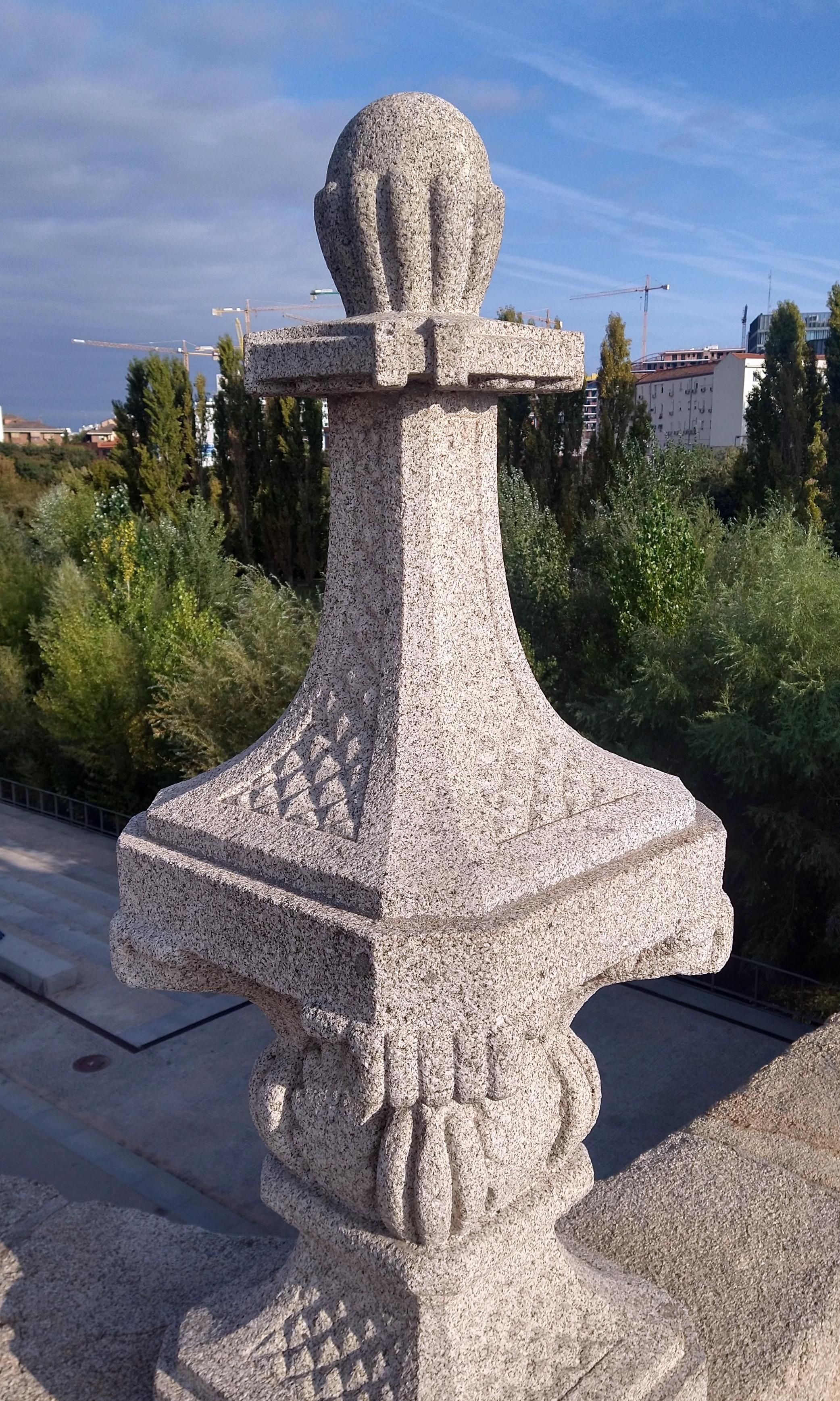 Adorno de piedra en el Puente de Toledo