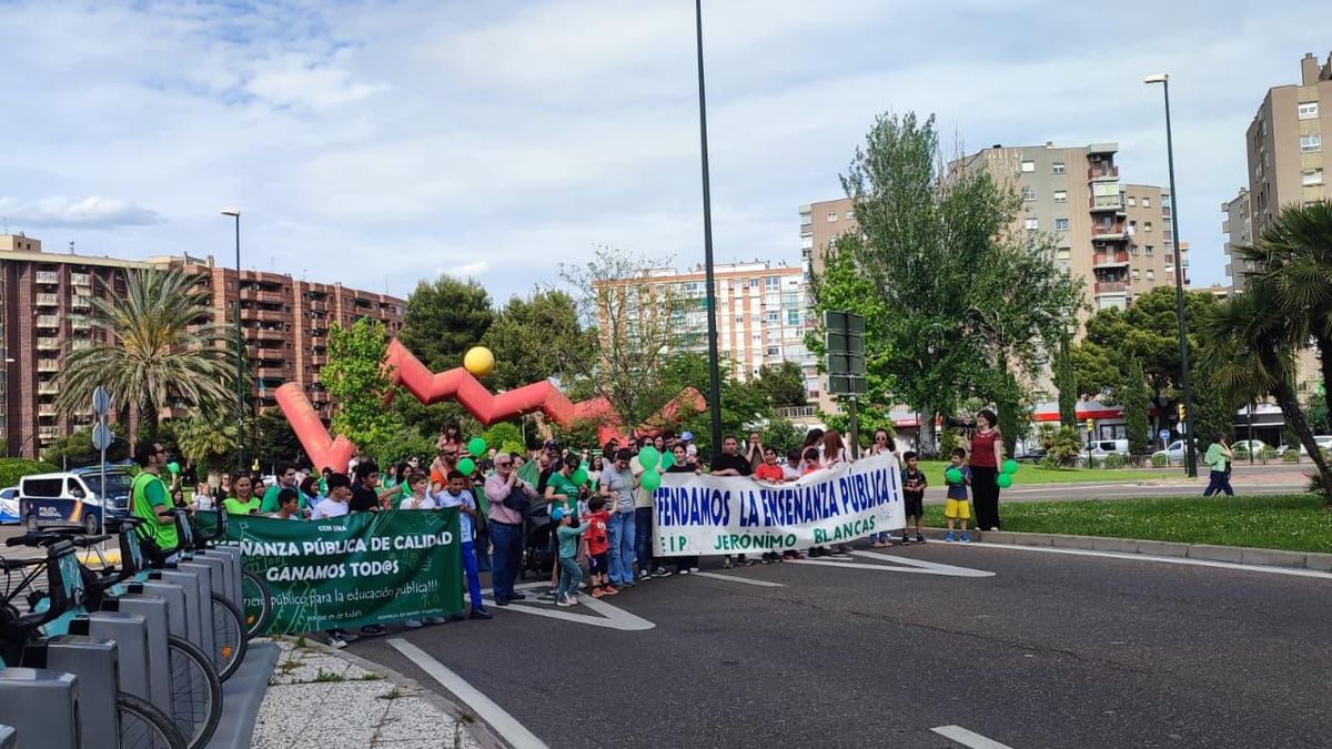 Los manifestantes han recorrido la avenida Martínez de Velasco hasta la rotonda