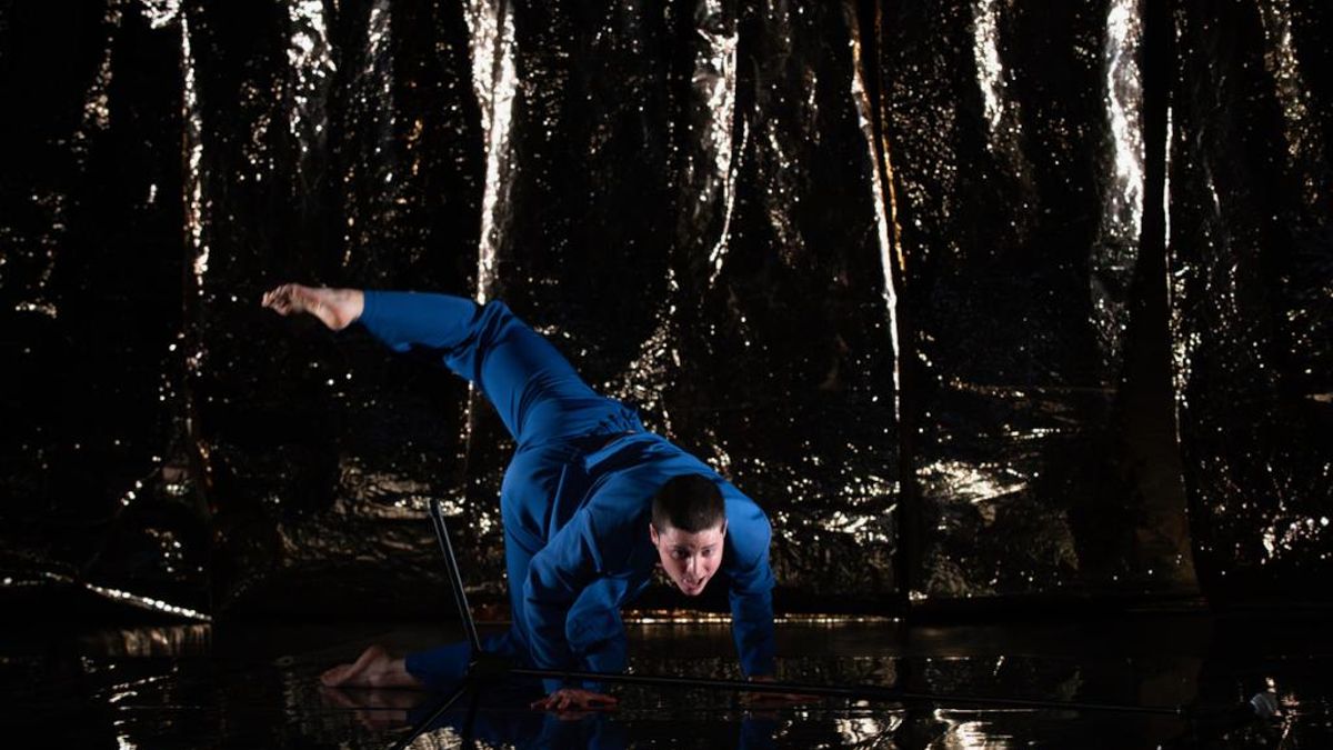 El Centro Párraga muestra 'Wanting', la colaboración de la bailarina y coreógrafa Andrea Carrión con la Cía. Ferroviaria