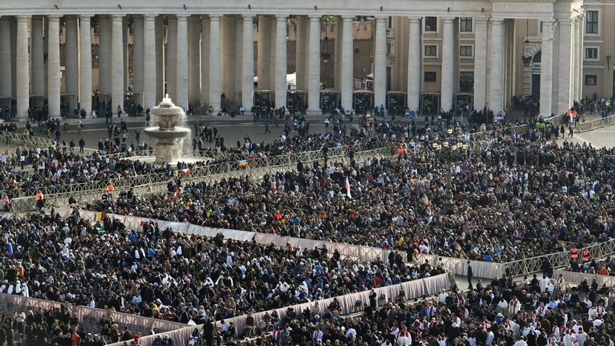 El público en la plaza San Pedro, esta mañana