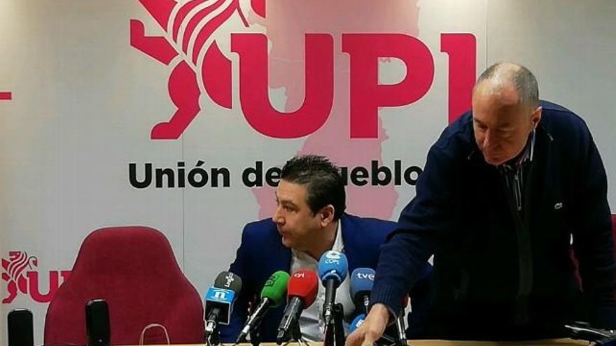 Santos y Sendino en la presentación de la nueva imagen corporativa del partido leonesista. / C.J.D.