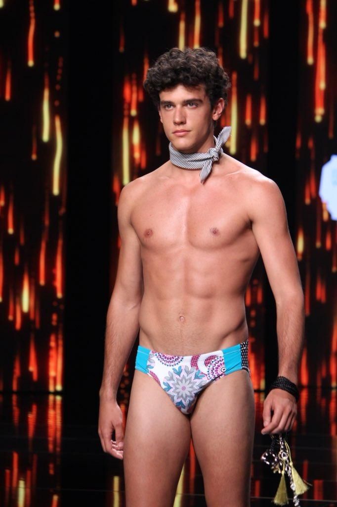 Desfile de la línea Suharz.