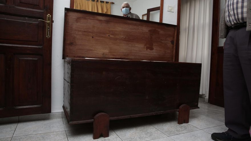 Lorenzo, de 71 años, asegura que heredó las cuatro cajas de tea que posee