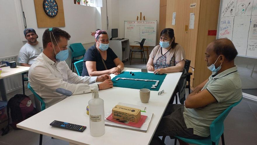 Un centro de día con ocio y apoyo emocional busca paliar la crítica situación del sinhogarismo en Bilbao