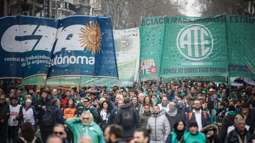 Cientos de personas participan en el paro general este lunes, en Buenos Aires (Argentina). Los funcionarios públicos de Argentina paran este martes para reclamar un reajuste de salarios debido a la alta inflación del país y la reincorporación de las personas despedidas durante los últimos meses.
