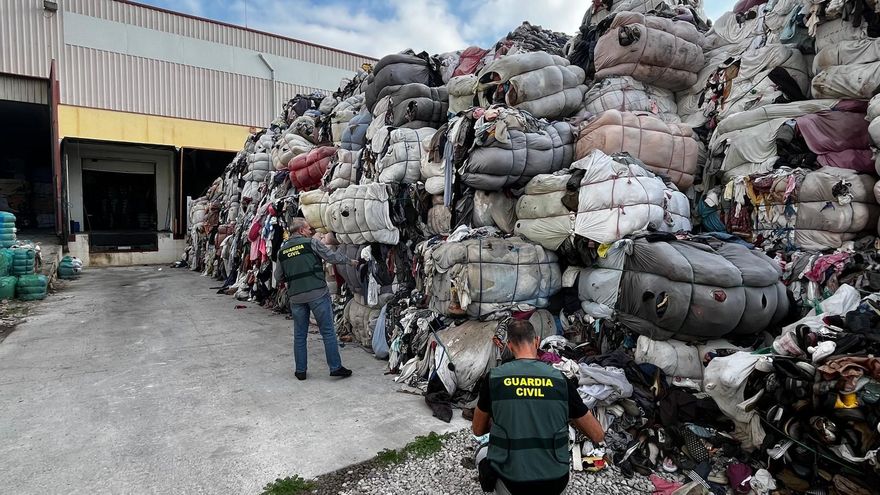 Residuos textiles acumulados ilegalmente en un vertedero de La Línea de la Concepción (Cádiz)