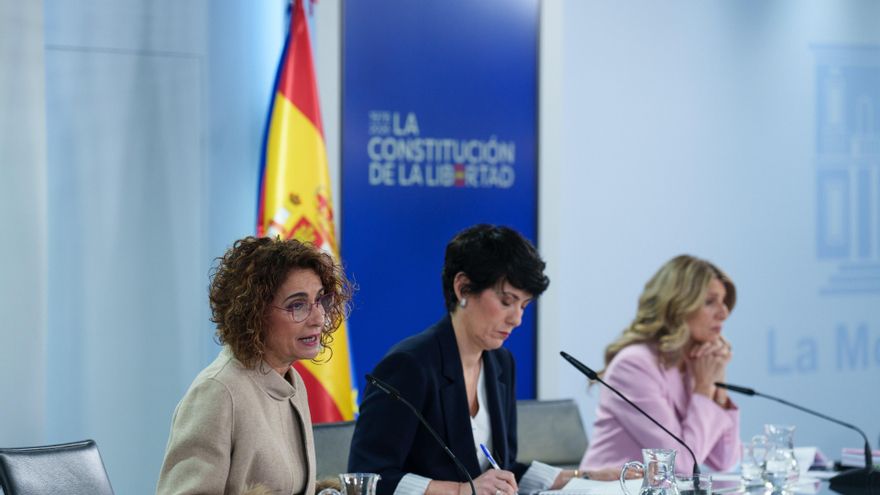 La vicepresidenta primera y ministra de Hacienda, María Jesús Montero, la ministra de Inclusión, Seguridad Social y Migraciones, Elma Saiz, y la vicepresidenta segunda y ministra de Trabajo, Yolanda Díaz, durante una rueda de prensa tras el Consejo de Min