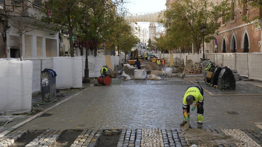 Obras en la calle Laraña de Sevilla por el tranvibús.
