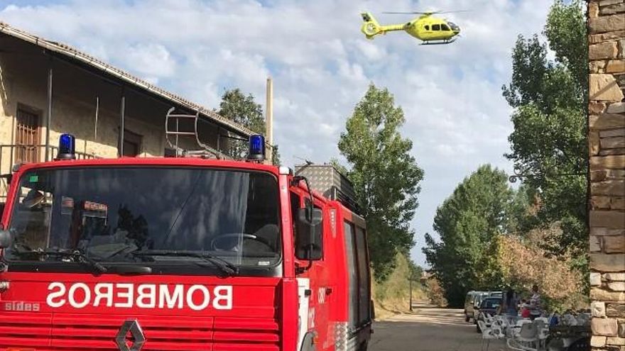 Numerosos efectivos en el suceso hoy en Rabanal del Camino. / Foto Bomberos de León.