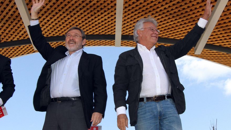 Archivo - El expresidente del Gobierno Felipe González con el exministro socialista Juan Manuel Eguiagaray