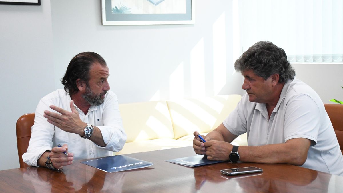 El presidente de Emacsa con el responsable vecinal.