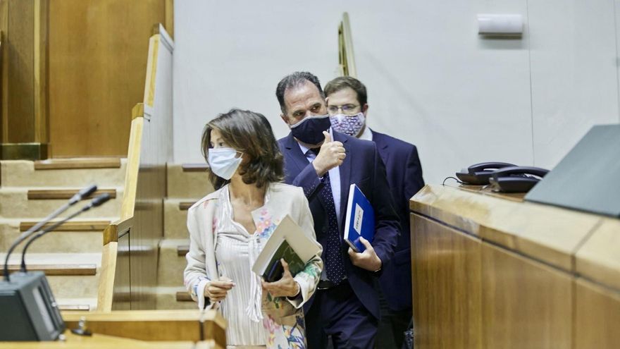 Laura Garrido, junto a Carlos Iturgaiz