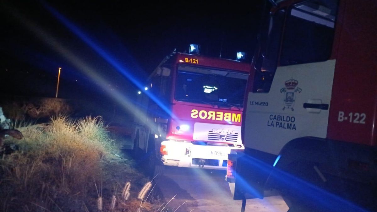 Vehículos de Bomberos La Palma en la zona del incendio en una vivienda en construcción en el municipio de Los Llanos de Aridane.