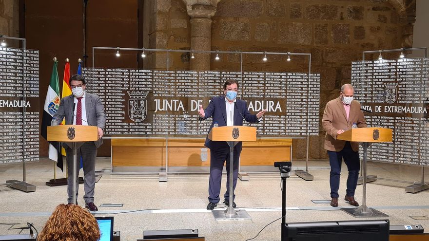 Fernández Vara, en el centro, acompañado por los consejeros de Sanidad y Economía, José María Vergeles y Rafael España