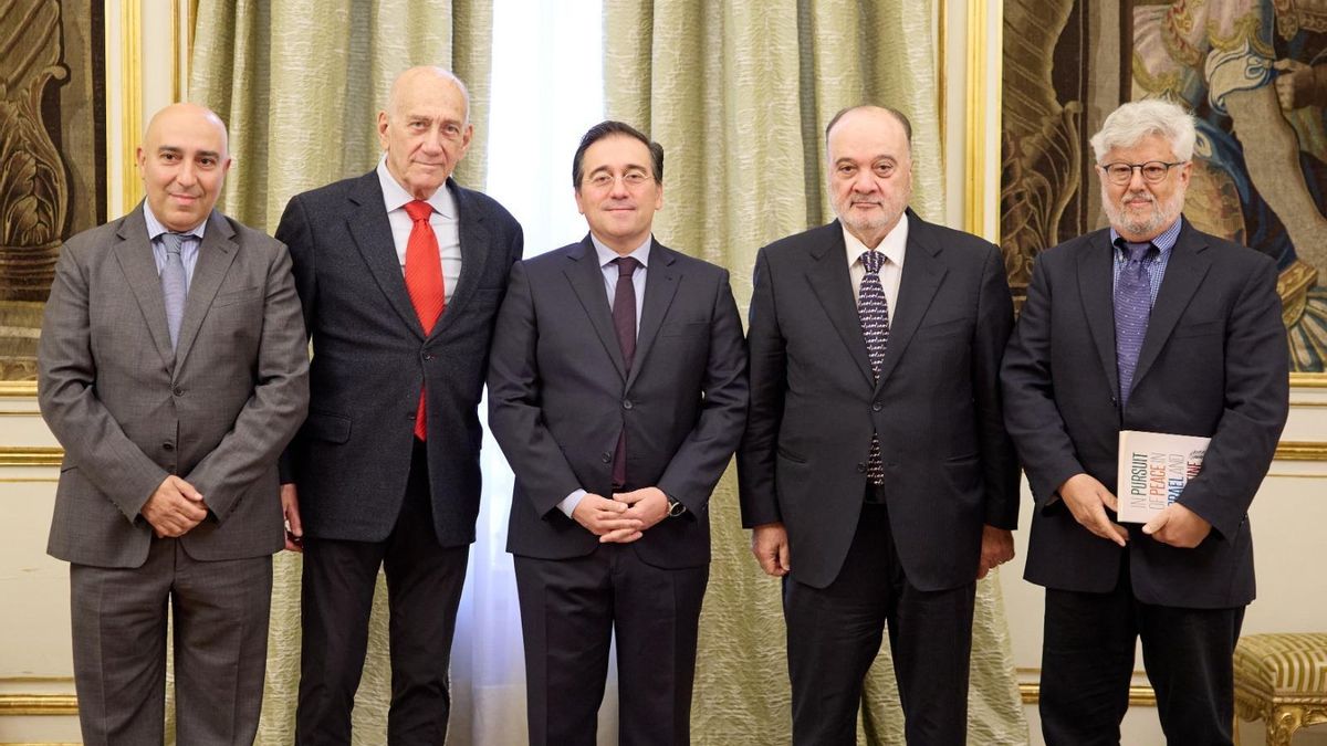 Gershon Baskin (derecha) posa en una imagen con José Manuel Albares (centro), ministro de Exteriores de España.