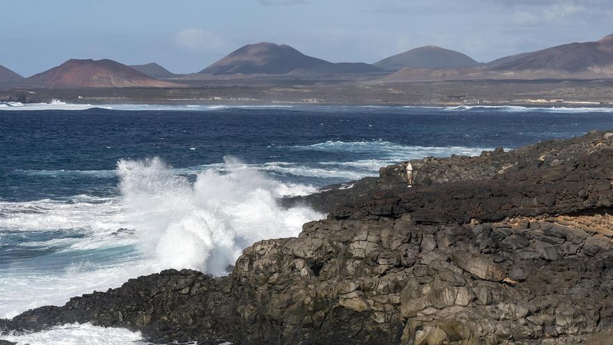 Dos pescadores italianos, uno en estado crítico, arrastrados por un golpe de mar en costa de Lanzarote