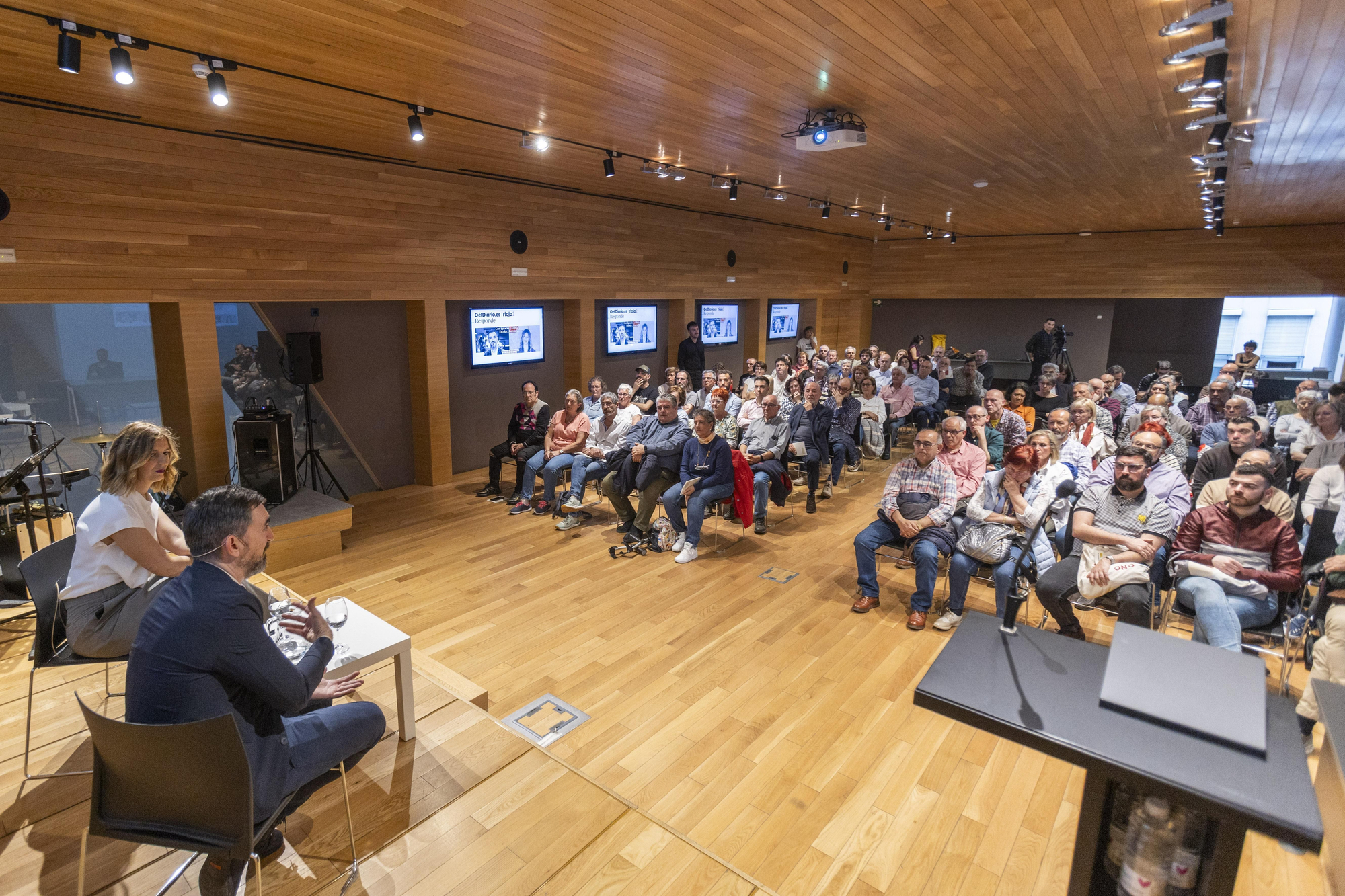 Foto general del encuentro con socios de elDiario en el Espacio Lagares de Logroño