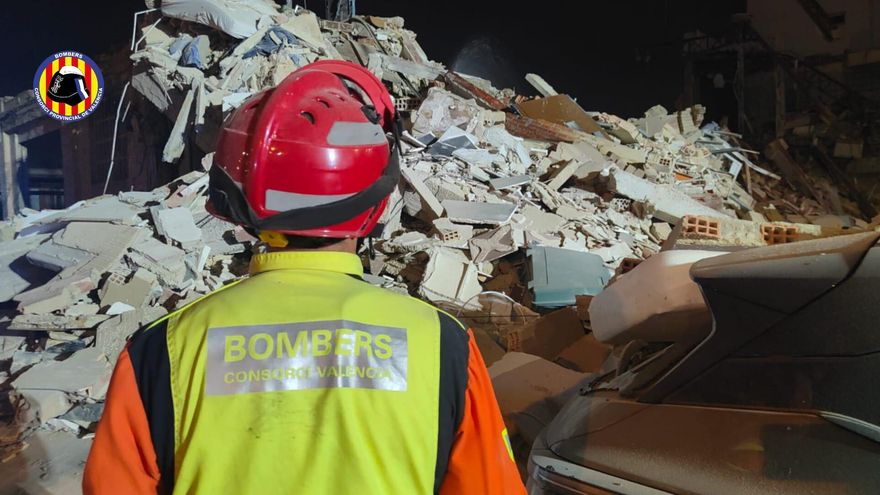 Un edificio de tres plantas se derrumba en Benetússer sin dejar heridos