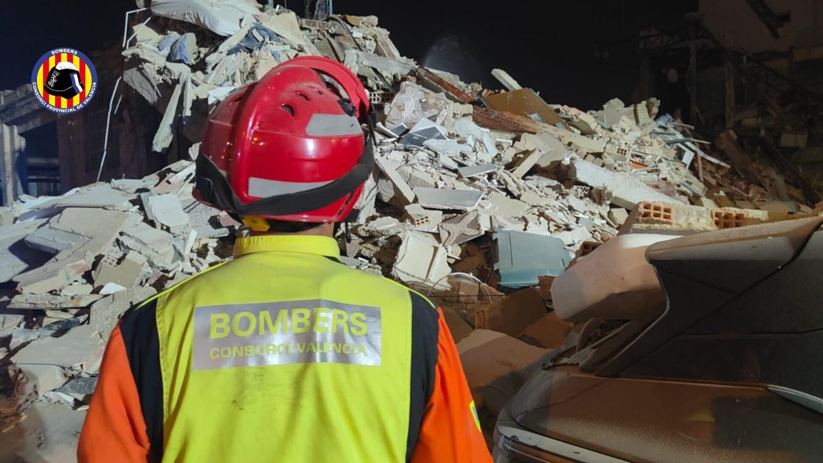 Un edificio de tres plantas se derrumba en Benetússer sin dejar heridos